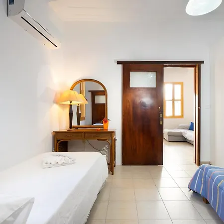 Eleni Residences アパート