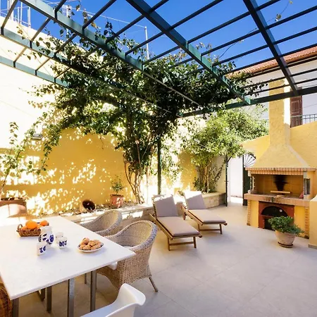 Eleni Residences アパート カリヴェス